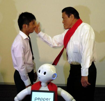 若者に張り手をぶち込んで闘魂注入する猪木（右）＝東京都千代田区の参院議員会館