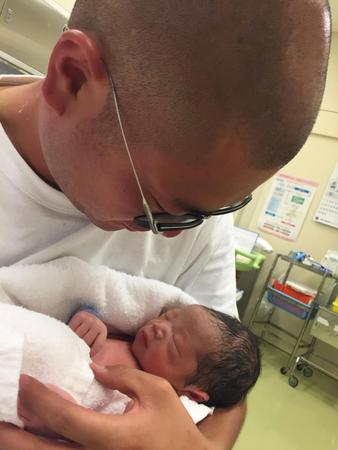 誕生したばかりの長男を抱くあばれる君