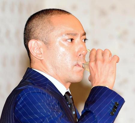 　会見中に水を口にする市川海老蔵＝都内のホテル