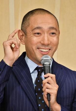 目尻に指を持って行く市川海老蔵。連射されるシャッター音に苦笑い＝都内のホテル