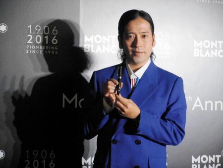 　キャップに自身のサインが刻印されたモンブランの万年筆を贈られた又吉直樹＝東京・日本橋の日本橋イチノイチノイチ