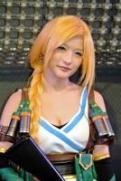 　胸の谷間もセクシーな仮面女子の神谷えりな＝東京・秋葉原