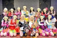 ゲームキャラのコスプレを披露した神谷えりな（前列中央左）と楠木まゆ（同右）＝都内