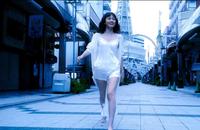 　大阪・通天閣本通をランジェリー姿で歩く前田敦子