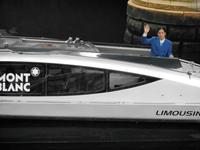 モンブラン１１０周年ブランドアンバサダーに就任し、特別ボートから手を振る又吉直樹＝東京・日本橋