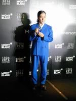 キャップに自身のサインが刻印されたモンブランの万年筆を贈られた又吉直樹＝東京・日本橋の日本橋イチノイチノイチ