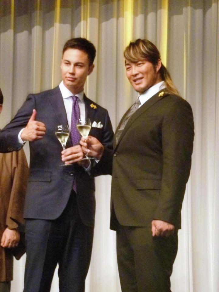 「第３５回ベスト・ファーザー『イエローリボン賞』」の授賞式で乾杯するユージ（左）と棚橋弘至＝都内