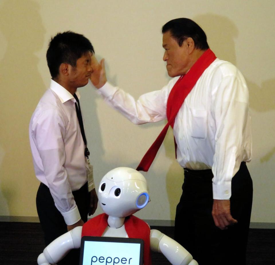 若者に張り手をぶち込んで闘魂注入する猪木（右）＝東京都千代田区の参院議員会館