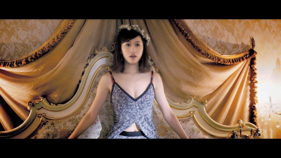 　ラブホテルのベッドで胸元あらわの前田敦子