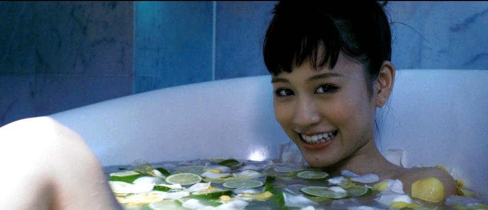 　セクシーな入浴シーンを披露する前田敦子