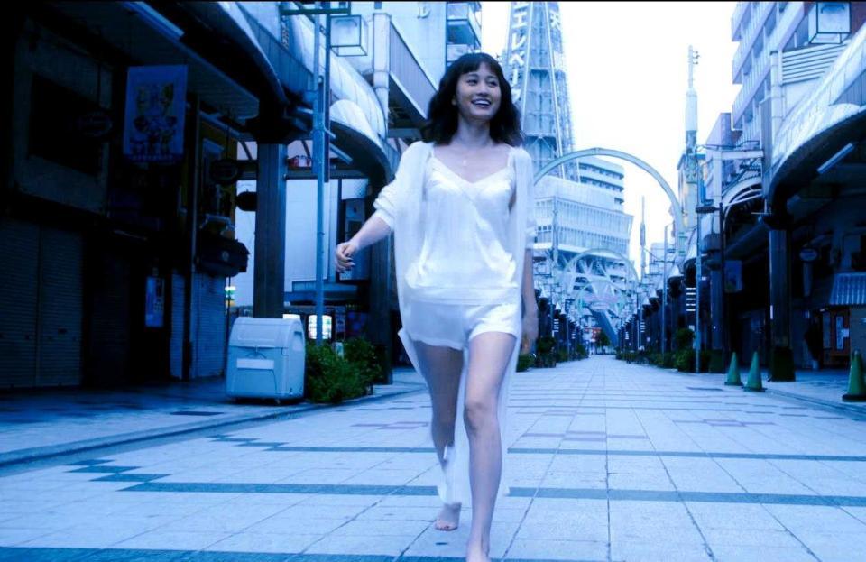 　大阪・通天閣本通をランジェリー姿で歩く前田敦子