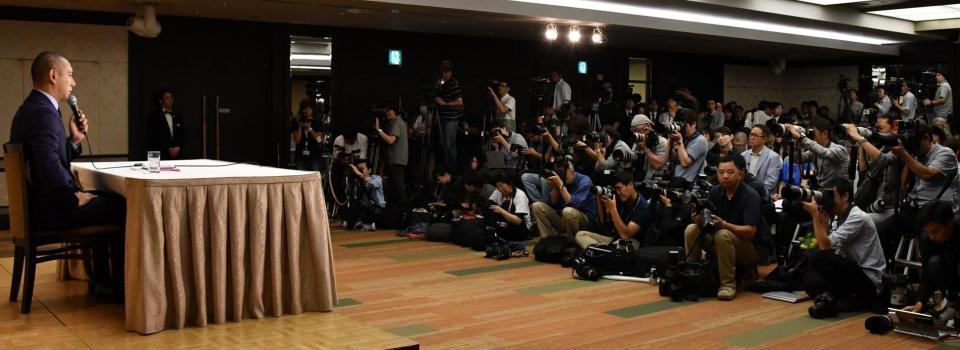 　会見する市川海老蔵＝都内のホテル