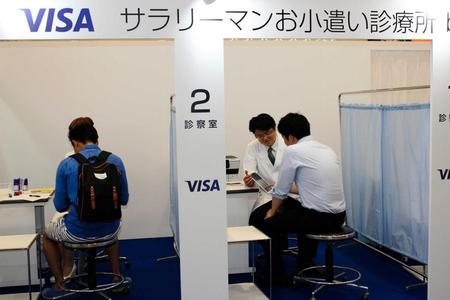 　阪急梅田駅構内に開設された「サラリーマンお小遣い診療所＠大阪」