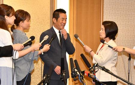 レポーターからの鋭いツッコミにタジタジの三遊亭円楽＝都内のホテル