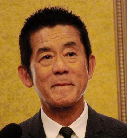 不倫報道について会見で説明する三遊亭円楽