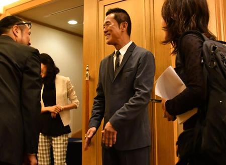 取材会場出口で報道陣を見送る三遊亭圓楽＝都内のホテル