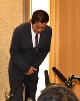 取材の冒頭頭を下げて謝罪する三遊亭円楽＝都内のホテル