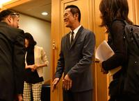 取材会場出口で報道陣を見送る三遊亭圓楽＝都内のホテル