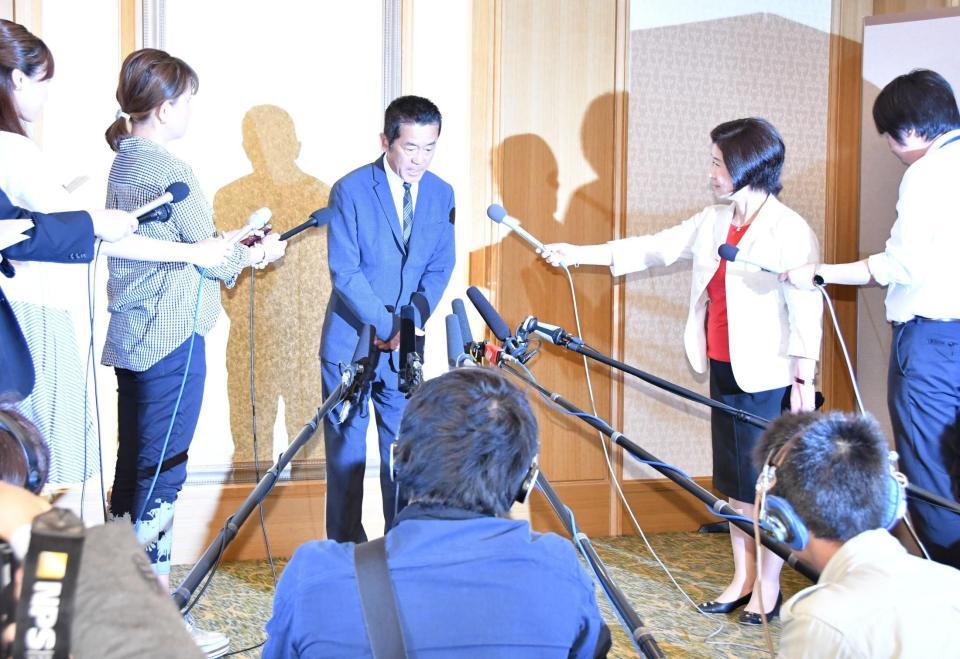 取材の冒頭頭を下げて謝罪する三遊亭圓楽＝都内のホテル