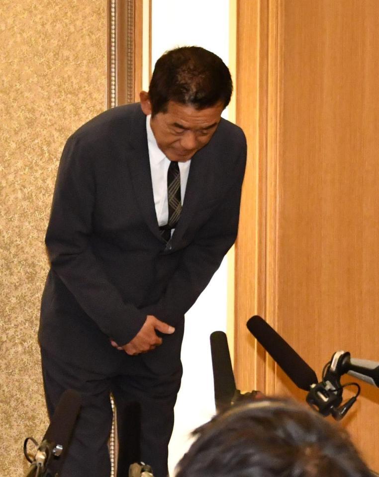 取材の冒頭頭を下げて謝罪する三遊亭円楽＝都内のホテル