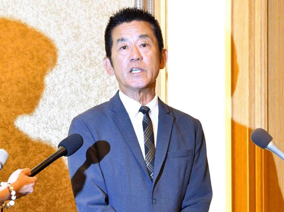 囲み取材を受ける三遊亭円楽＝都内のホテル