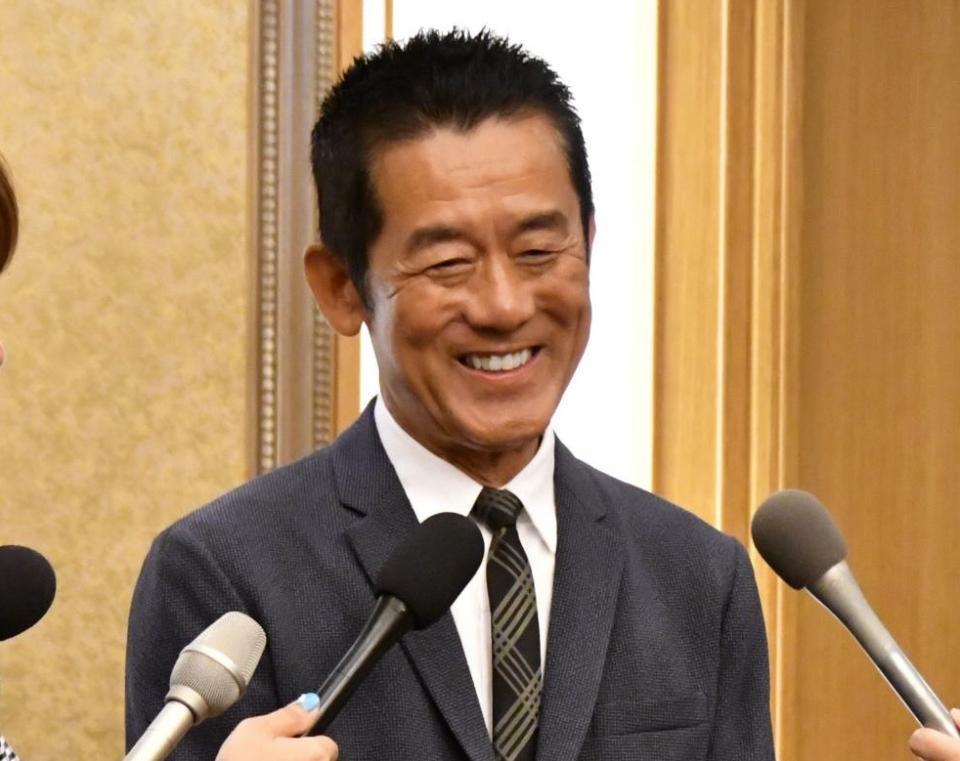 レポーターからの鋭いツッコミにタジタジの三遊亭円楽＝都内のホテル