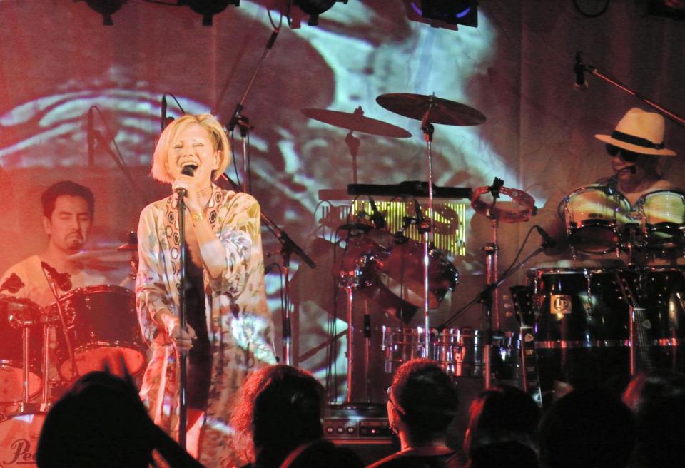 夫・斉藤ノヴ（右）をバックバンドに従えて熱唱する夏木マリ＝沖縄・那覇