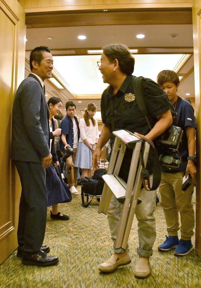 取材会場入り口で引き揚げる報道陣を見送る三遊亭円楽＝都内のホテル