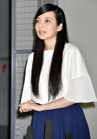 　本格復帰を果たし、けじめの会見をするベッキー