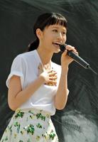 ソロ初のフリーライブで歌う前田敦子＝ラゾーナ川崎