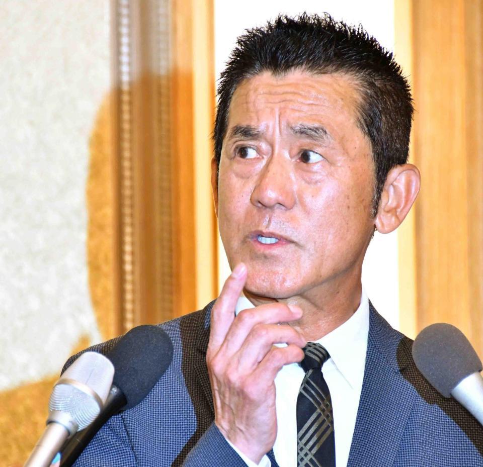 記者からの質問に答える三遊亭円楽＝都内のホテル