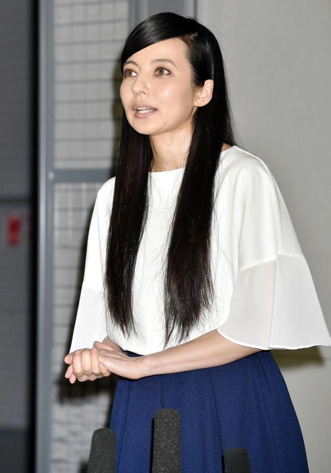 　本格復帰を果たし、けじめの会見をするベッキー