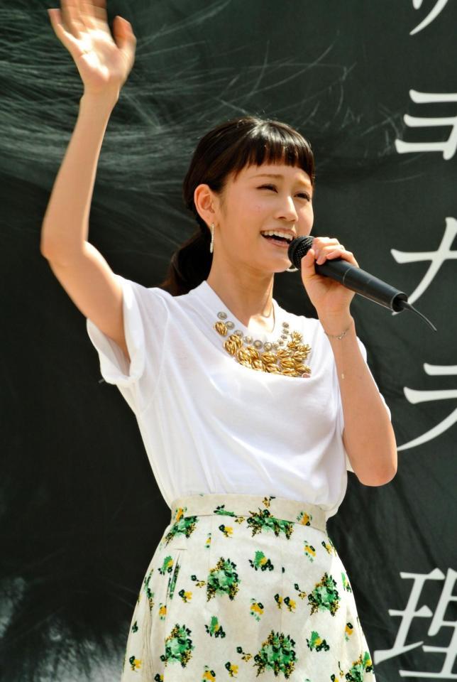 ソロ初のフリーライブで歓声に応える前田敦子＝ラゾーナ川崎