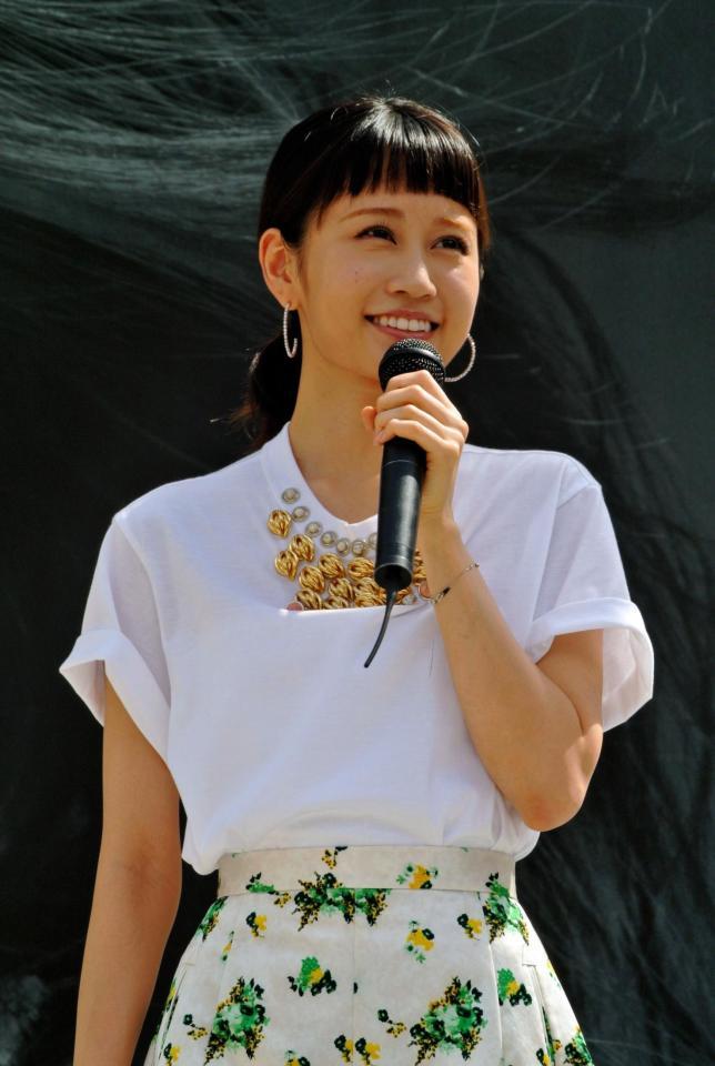 ソロ初のフリーライブで大歓声を浴びた前田敦子＝ラゾーナ川崎