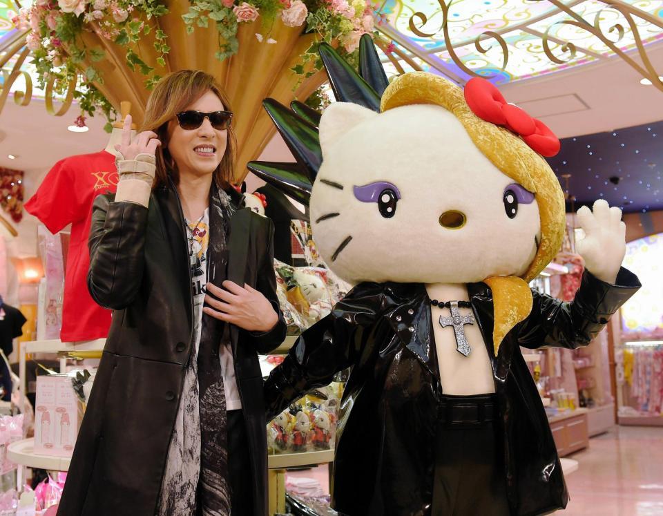 ｙｏｓｈｉｋｉｔｔｙと取材に応じるＸ　ＪＡＰＡＮのＹＯＳＨＩＫＩ＝ＳａｎｒｉｏＧｉｆｔＧａｔｅアドホック新宿店（撮影・堀内翔）