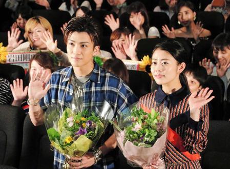 　舞台あいさつを行った岩田剛典（左）と高畑充希