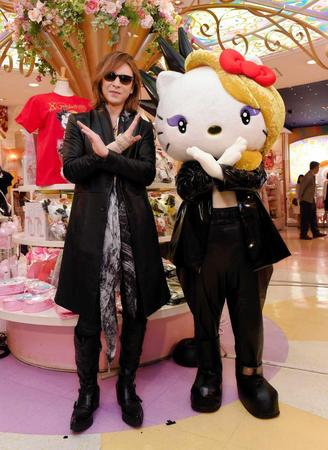 　ｙｏｓｈｉｋｉｔｔｙとポーズをとるＸ　ＪＡＰＡＮのＹＯＳＨＩＫＩ＝Ｓａｎｒｉｏ　Ｇｉｆｔ　Ｇａｔｅアドホック新宿店（撮影・堀内翔）