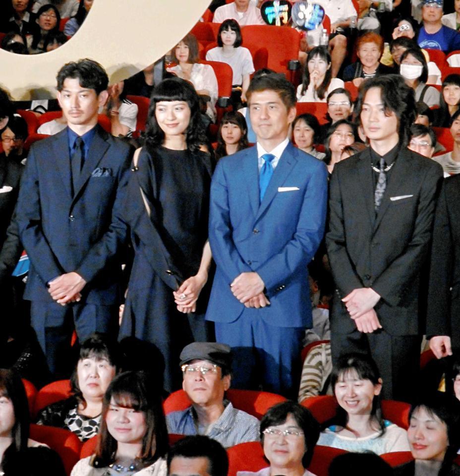 　初日舞台あいさつに登場した（左から）瑛太、榮倉奈々、佐藤浩市、綾野剛