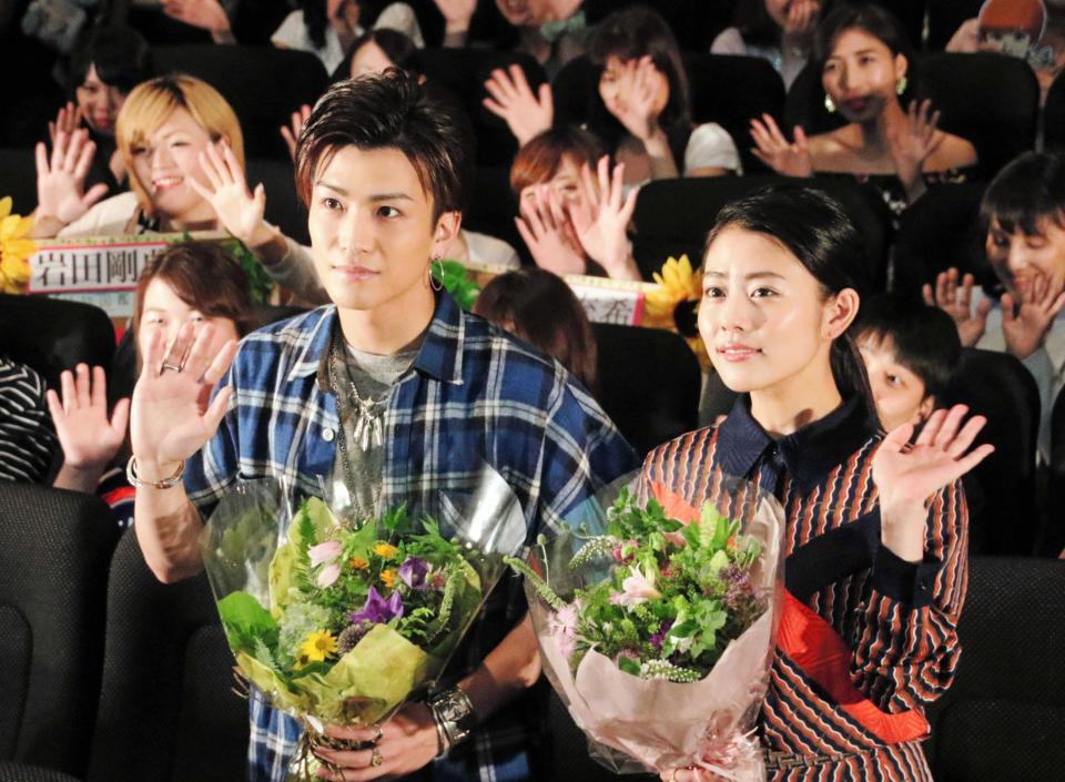 　舞台あいさつを行った岩田剛典（左）と高畑充希