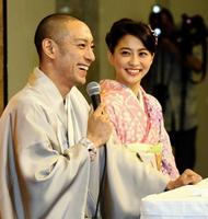 笑顔の市川海老蔵（左）を見つめる小林麻央（２０１０年１月２９日撮影）