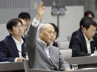 　東京都議会総務委員会の集中審議で、答弁のため挙手する舛添要一知事＝13日午後