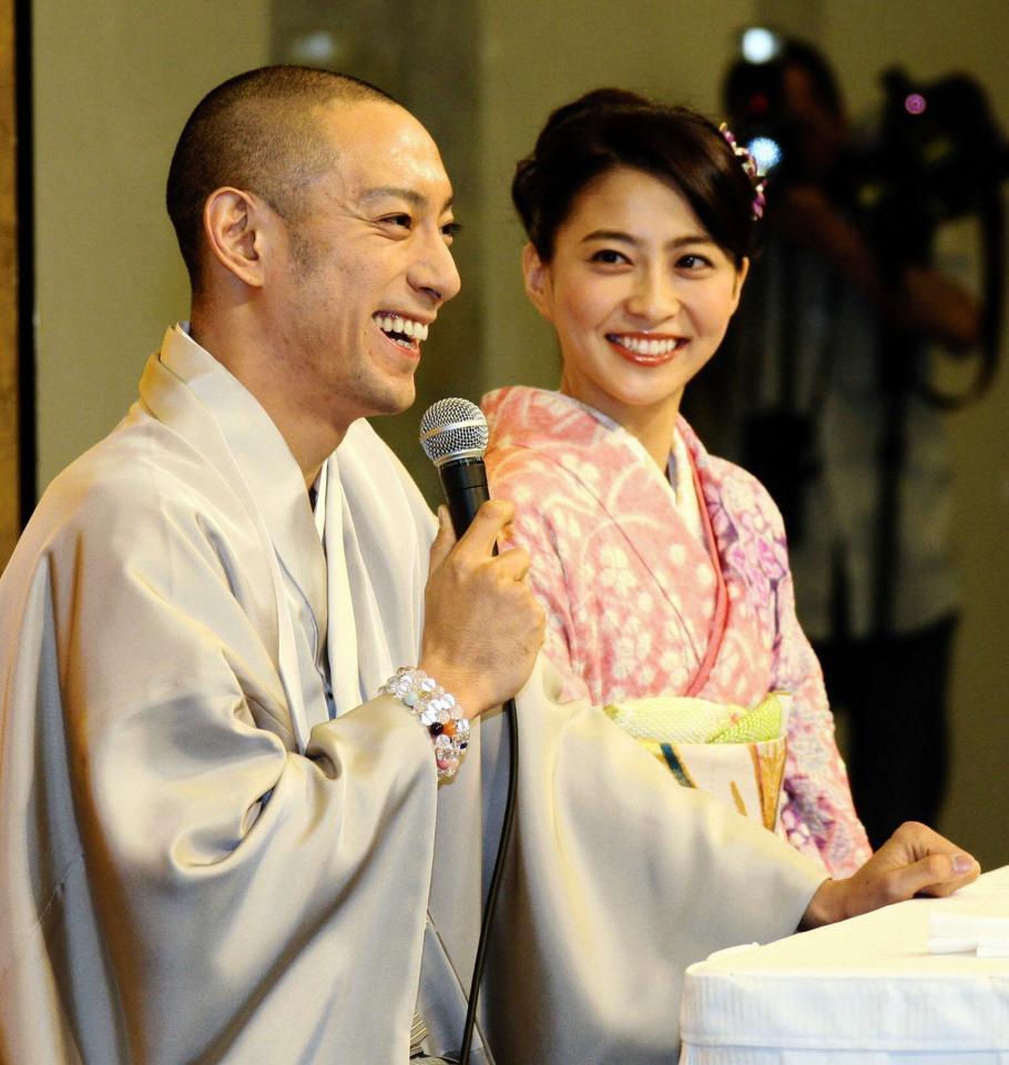 笑顔の市川海老蔵（左）を見つめる小林麻央（２０１０年１月２９日撮影）
