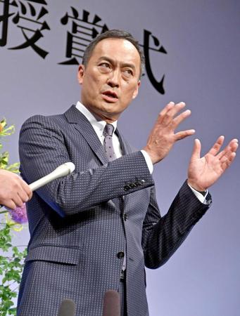 　岩谷時子賞の授賞式を終え、取材に応じる渡辺謙＝都内