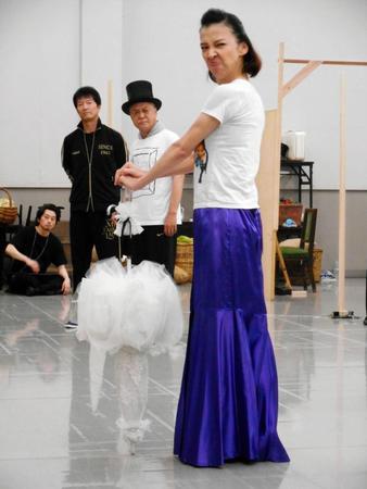 ミュージカル「マイ・フェア・レディ」の公開けいこを行った（左から）寺脇康文、田山涼成、霧矢大夢＝東京・森下の明治座森下スタジオ