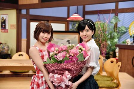 「大阪ほんわかテレビ」でバトンタッチした渡辺美優紀と須藤凜々花＝大阪・読売テレビ