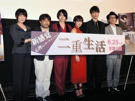 舞台あいさつで記念撮影に納まる（左から）小池真理子、岸善幸監督、菅田将暉、門脇麦、長谷川博己、リリー・フランキー＝東京・新宿ピカデリー（撮影・開出牧）