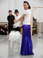 ミュージカル「マイ・フェア・レディ」の公開けいこを行った（左から）寺脇康文、田山涼成、霧矢大夢＝東京・森下の明治座森下スタジオ