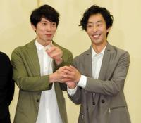 熱演を誓う佐々木蔵之介（左）と北村有起哉＝東京・西新宿