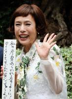 短冊に切実な願いを記した久本雅美＝東京・恵比寿
