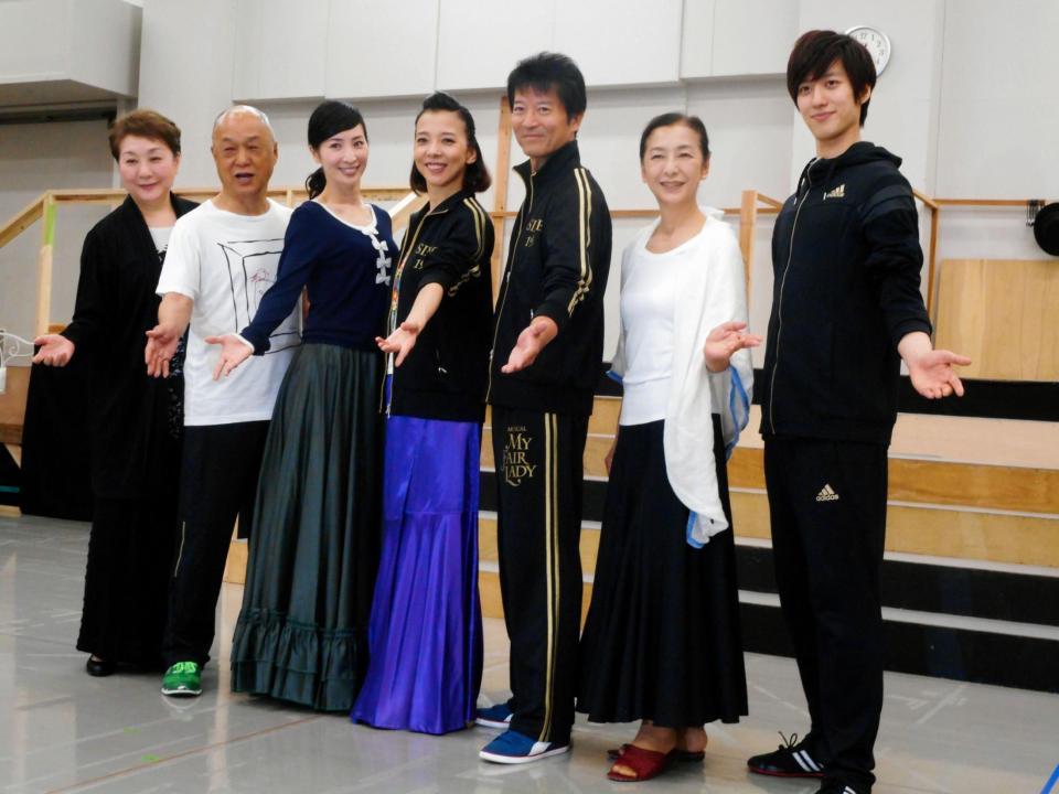 ミュージカル「マイ・フェア・レディ」の公開けいこを行った（左から）寿ひずる、田山涼成、真飛聖、霧矢大夢、寺脇康文、高橋惠子、水田航生＝東京・森下の明治座森下スタジオ